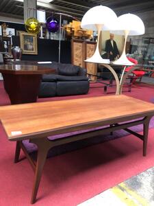 L. Van Teeffelen pour WeBe table basse en teck, dim:  120x45cm, très bon état 