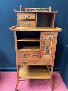 Petit cabinet en « chinoiserie » en noyer massif, décor à la feuille d’or, ca 1900, tiroirs en gradin avec galerie, dim: 119x57x37cm