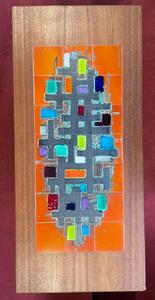 Table basse vintage avec plateau céramique motifs géométriques signée Vigneron ca1970 dim101x46x47cm